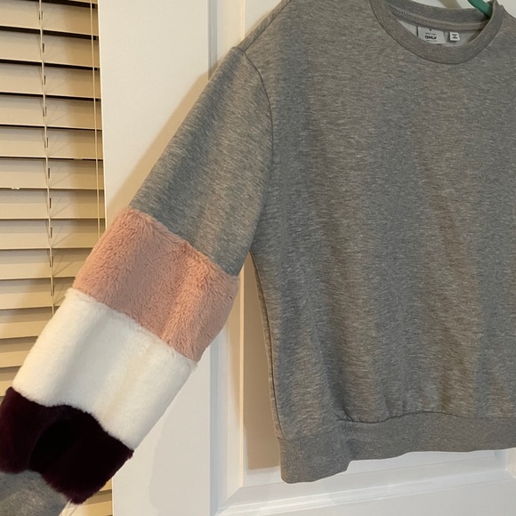 Grey sweater with plush sleeves - Size M - Picture 1 of 3